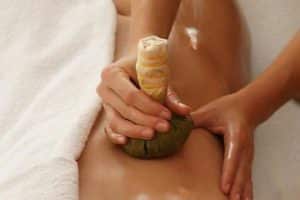 aroma massage aux pochons de siam, origine thailandaise
