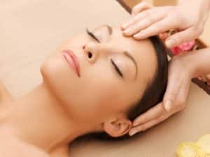 Aroma massage crânien, relaxe, stimule la repousse des cheveux